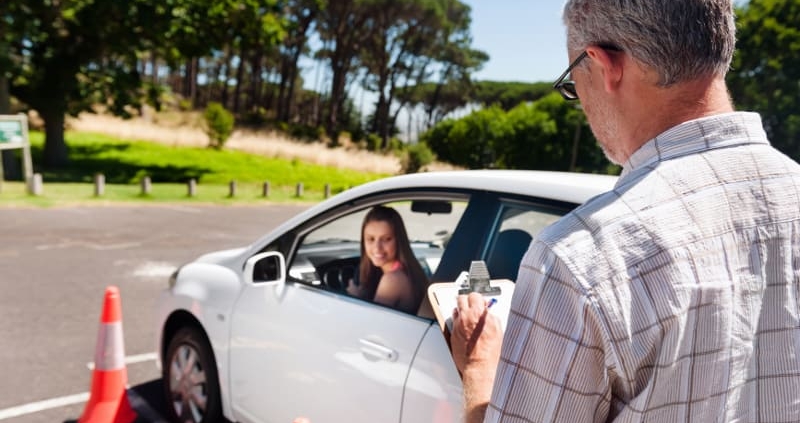 Özel direksiyon dersi fiyatları 2025