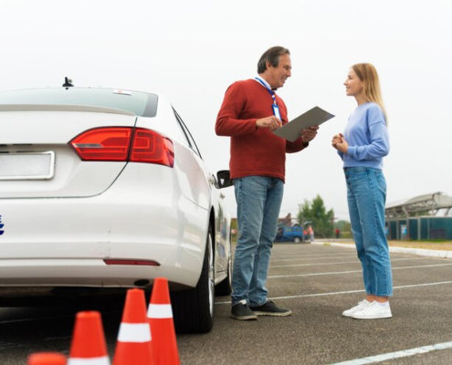Araba kullanmayı öğrenmek isteyen sürücü adaylarının en çok araştırdığı konuların başında araba direksiyon dersi fiyatları, ders içerikleri ve eğitimin ne kadar sürdüğü geliyor.